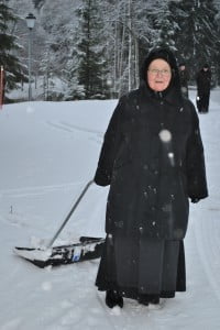 Äiti Evangelia lumitöitä tekemässä