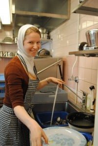 Tänään Anastasian kuuliaisuustehtävänä on avustaa keittiöllä.