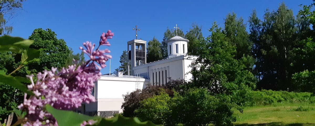 Lintulan kirkko syreenien kukkiessa