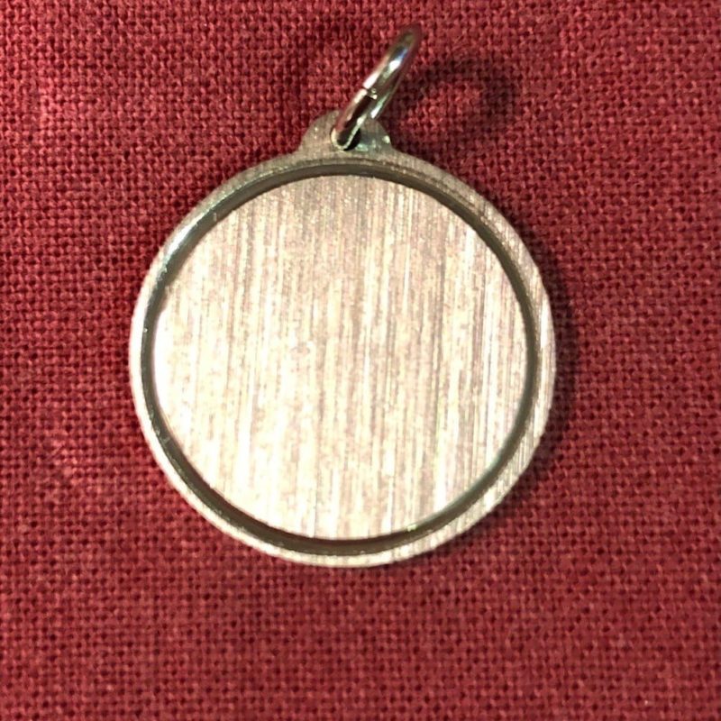 Kaiverrettava hopealaattariipus