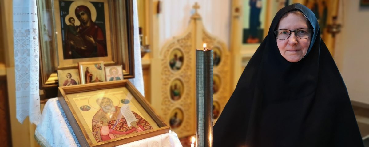 Nunna Ksenia Lintulan kirkossa Jerusalemin Jumalanäidin ja Johannes Kronstadtilaisen ikonin luona