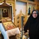 Nunna Ksenia Lintulan kirkossa Jerusalemin Jumalanäidin ja Johannes Kronstadtilaisen ikonin luona