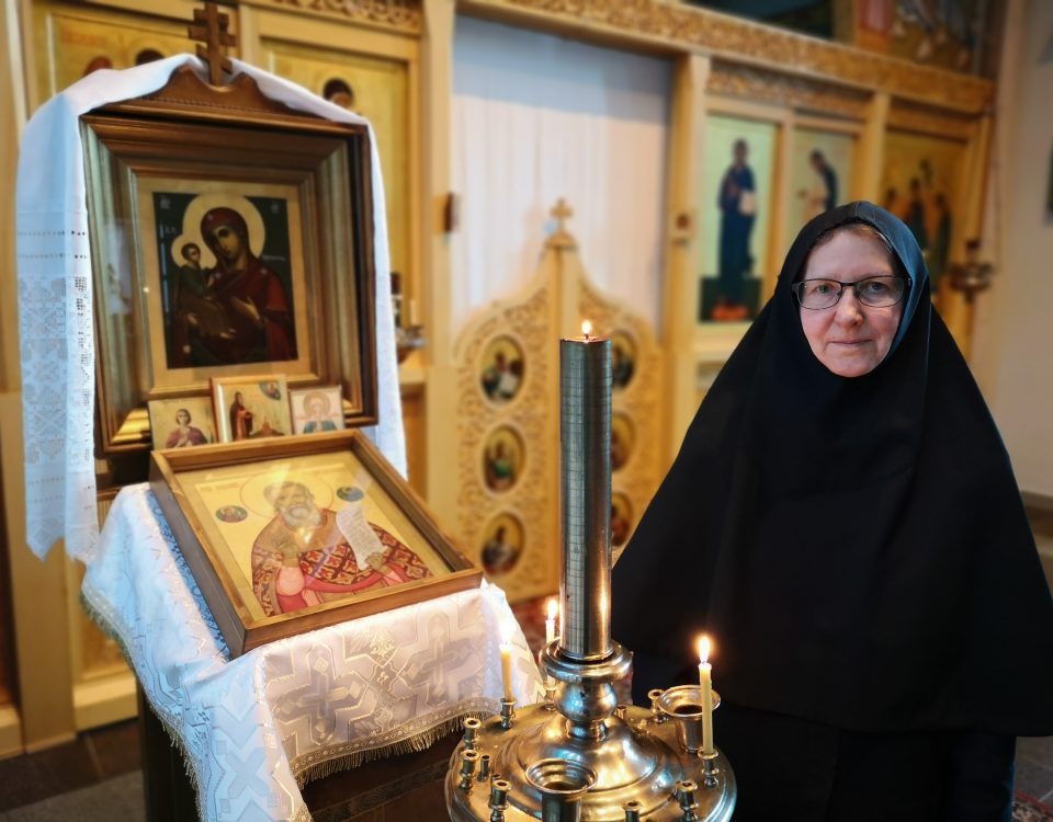 Nunna Ksenia Lintulan kirkossa Jerusalemin Jumalanäidin ja Johannes Kronstadtilaisen ikonin luona