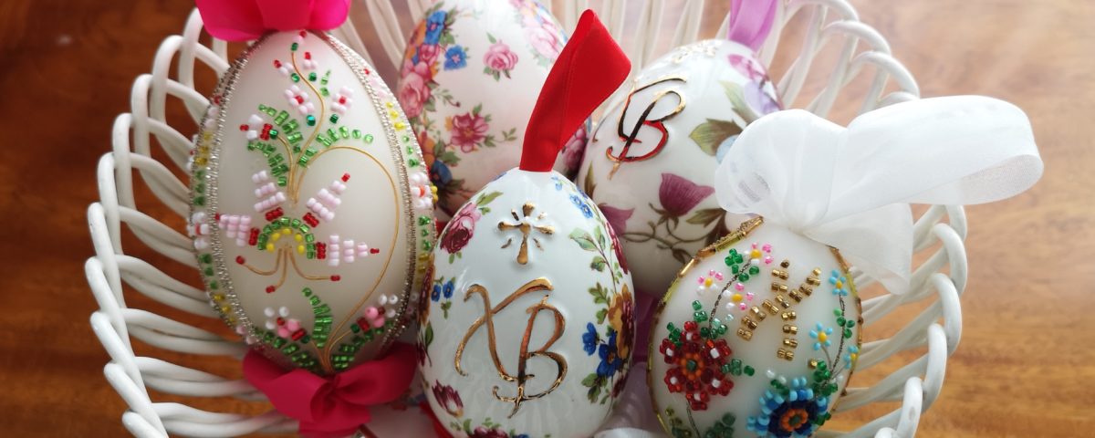 posliinisia pääsiäismunia valkoisessa maljassa