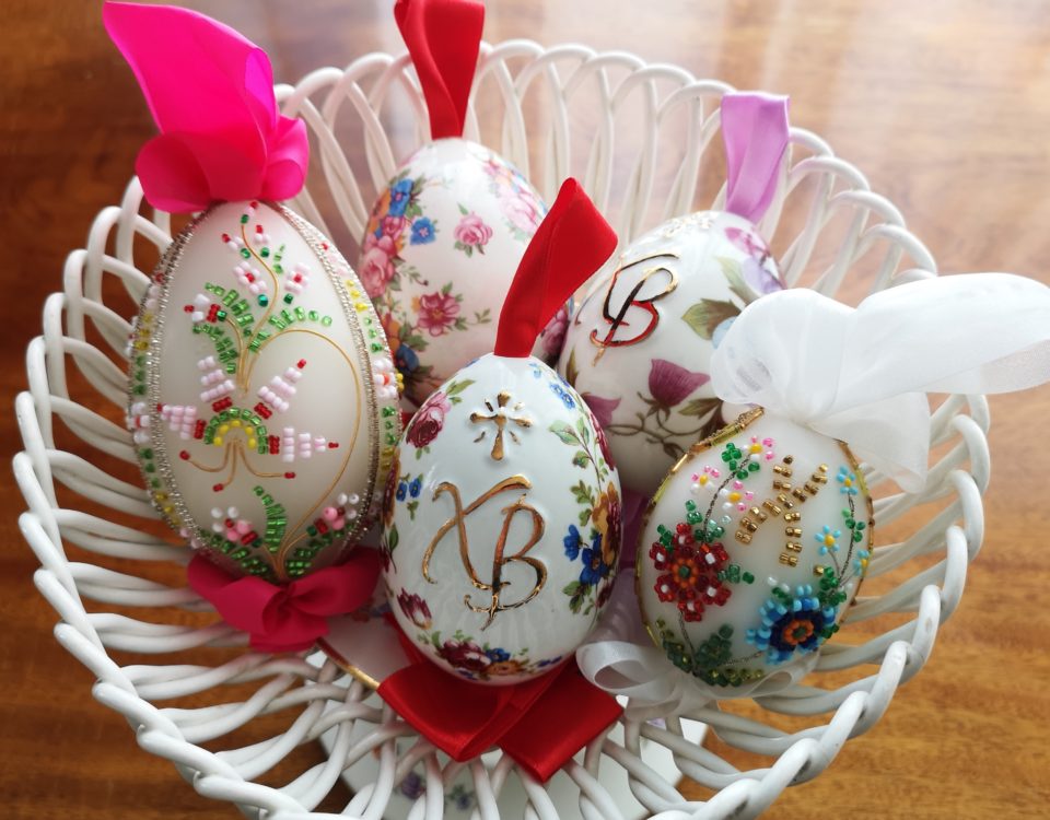 posliinisia pääsiäismunia valkoisessa maljassa