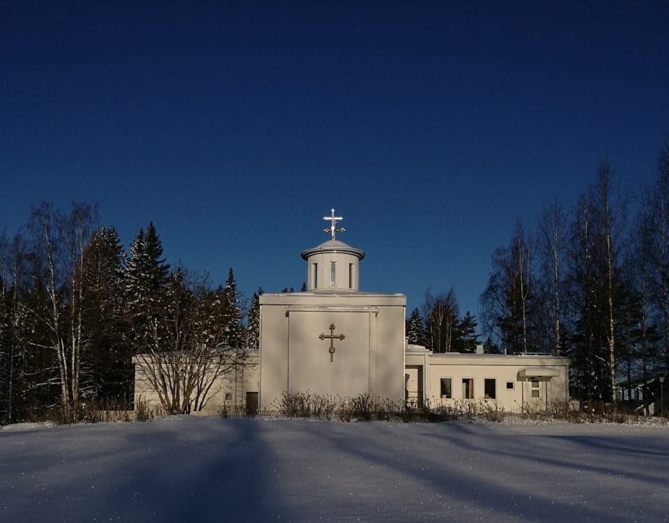 Lintulan luostarin kirkko, ulkokuva talven iltahämärässä