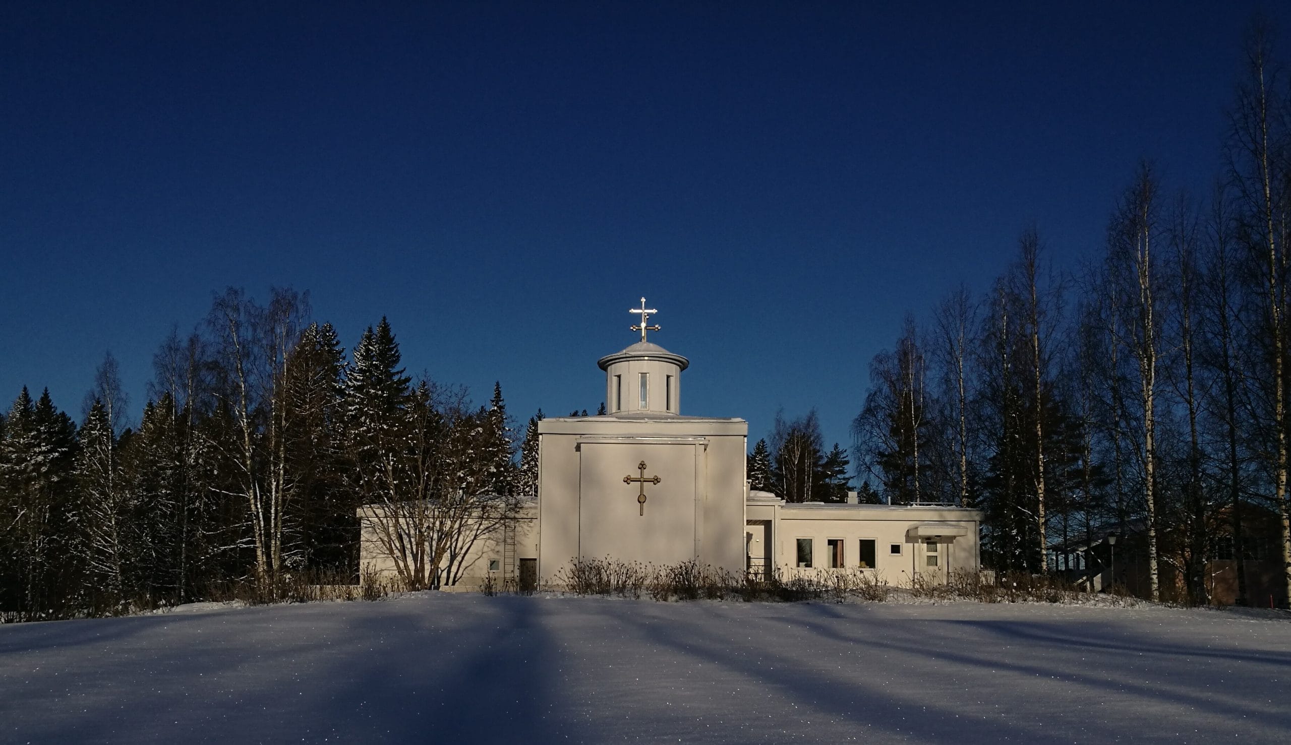 Lintulan luostarin kirkko, ulkokuva talven iltahämärässä