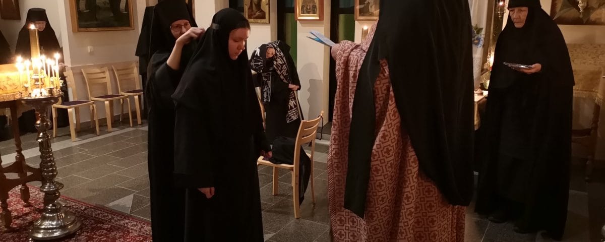 Sisar Julia puetaan viitankantajanunnaksi.