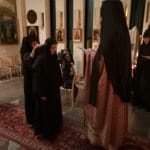 Sisar Julia puetaan viitankantajanunnaksi.