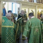 Isä Herman liturgian suuressa saatossa