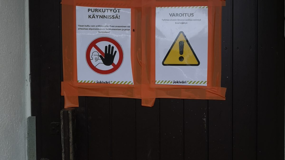 Keittiöremontityömaan varoituskyltit