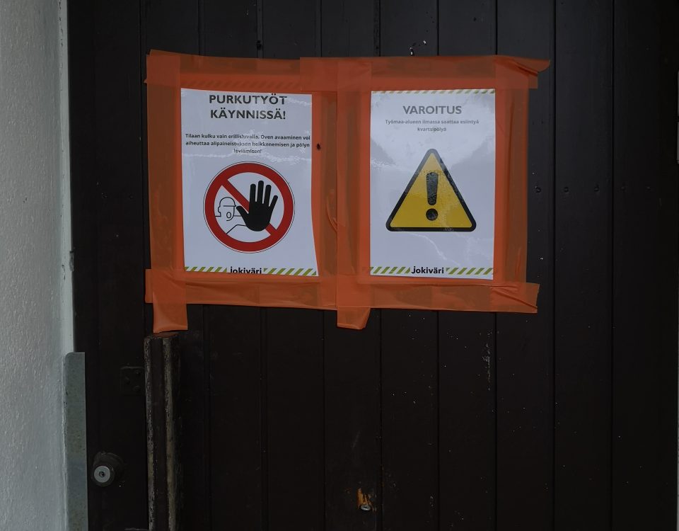 Keittiöremontityömaan varoituskyltit